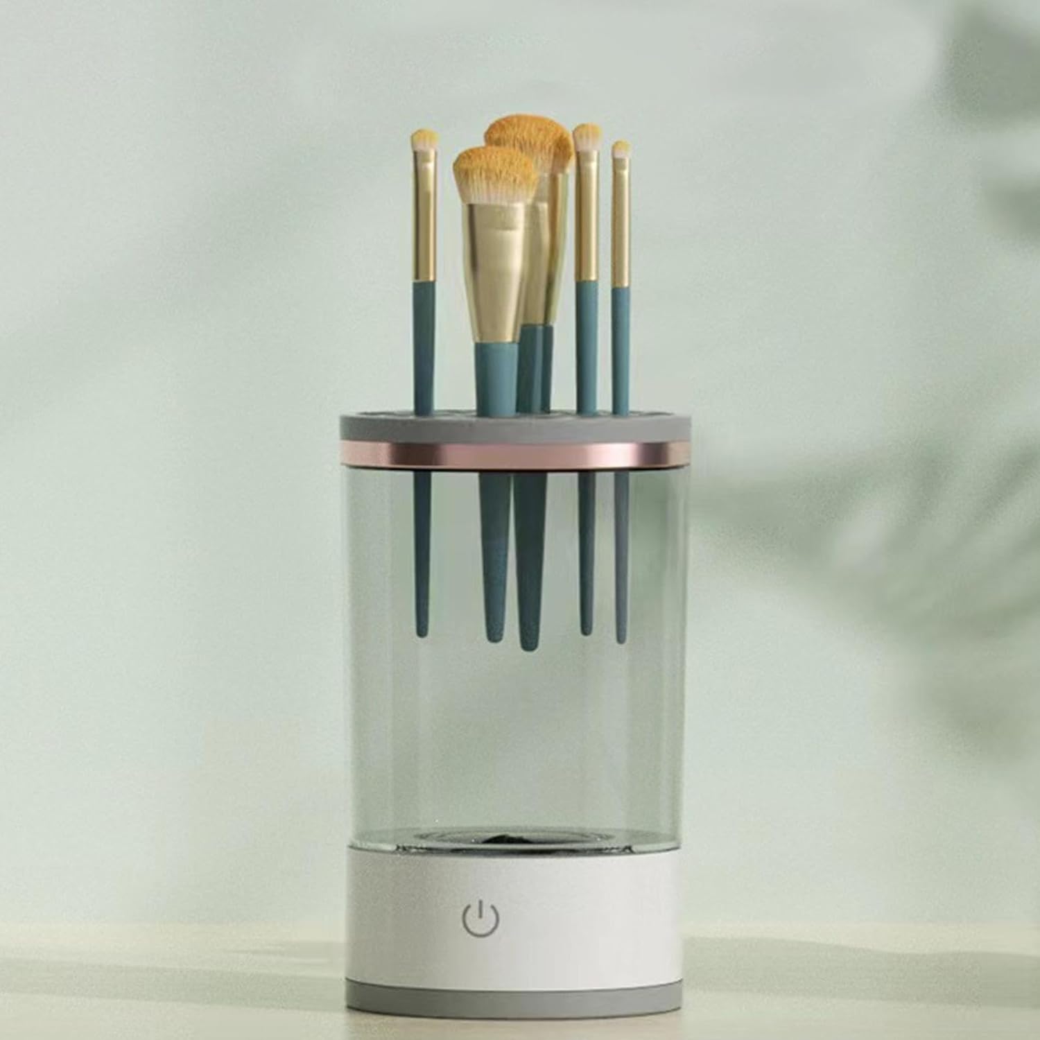 Pinceaux de maquillage suspendus tête en bas sur un support de séchage