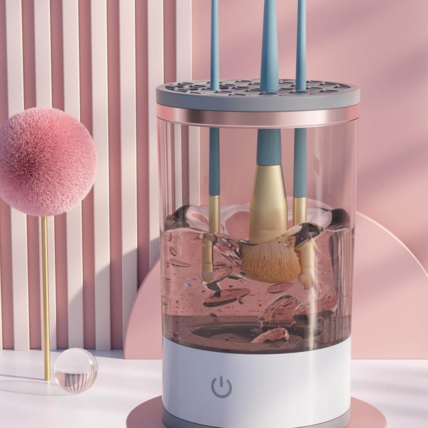 Pinceaux de maquillage nettoyés dans une eau chargée de pigments