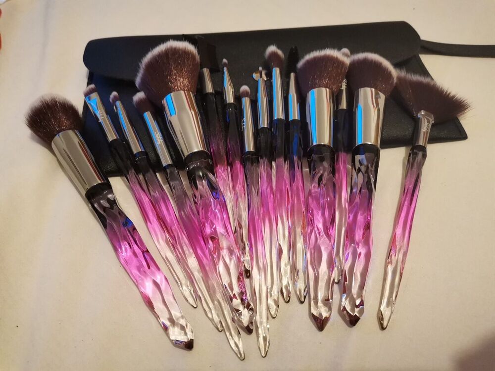 Set de pinceaux à manches dégradés rangés dans leur trousse noire